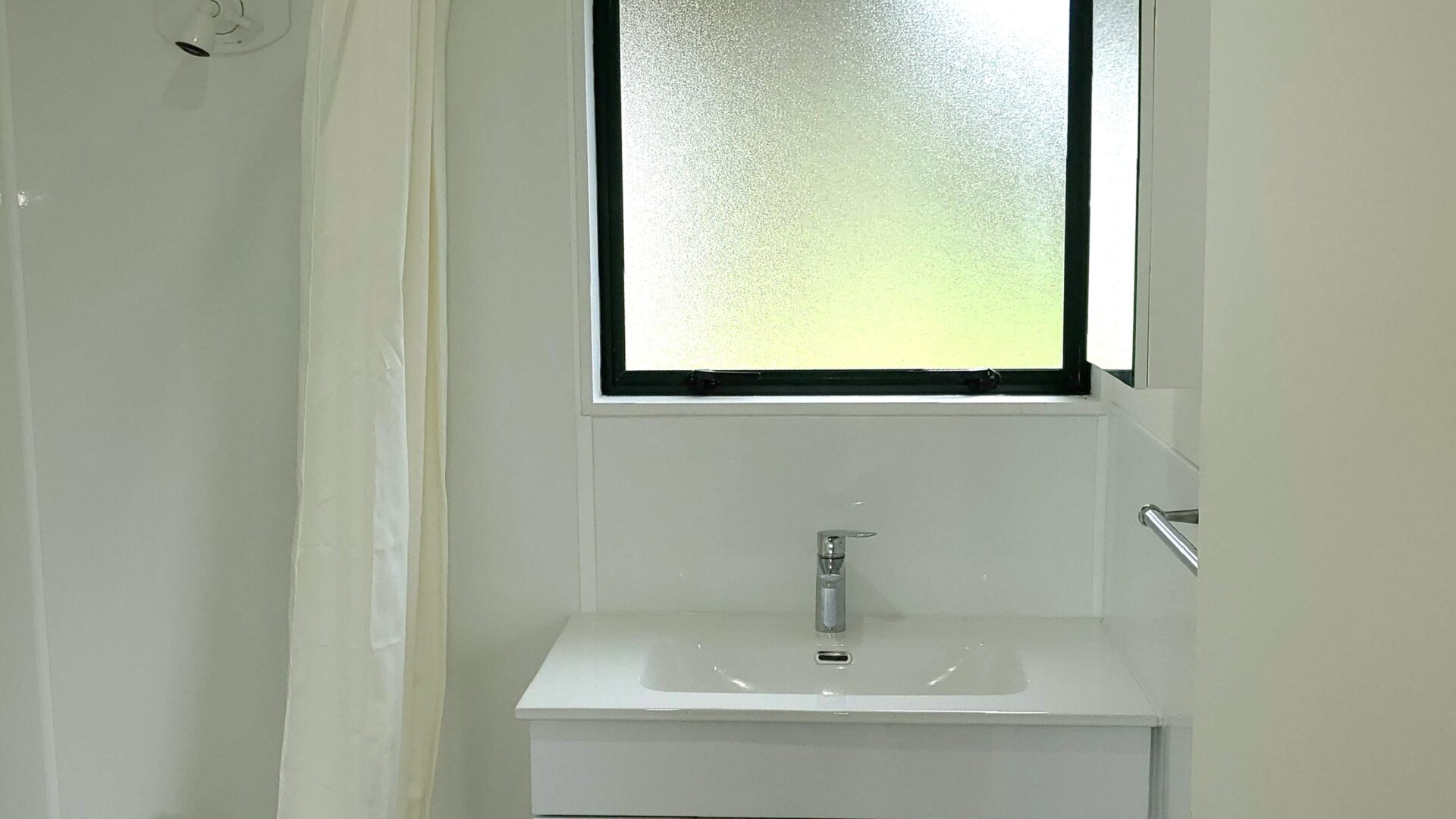 154057146__1751505652-44937-Broom