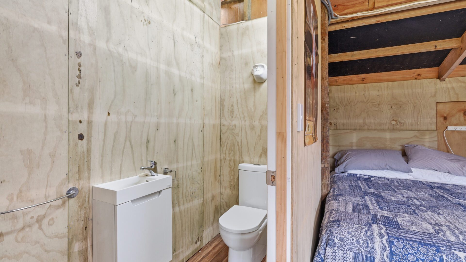 180441959__1765962743-105679-18