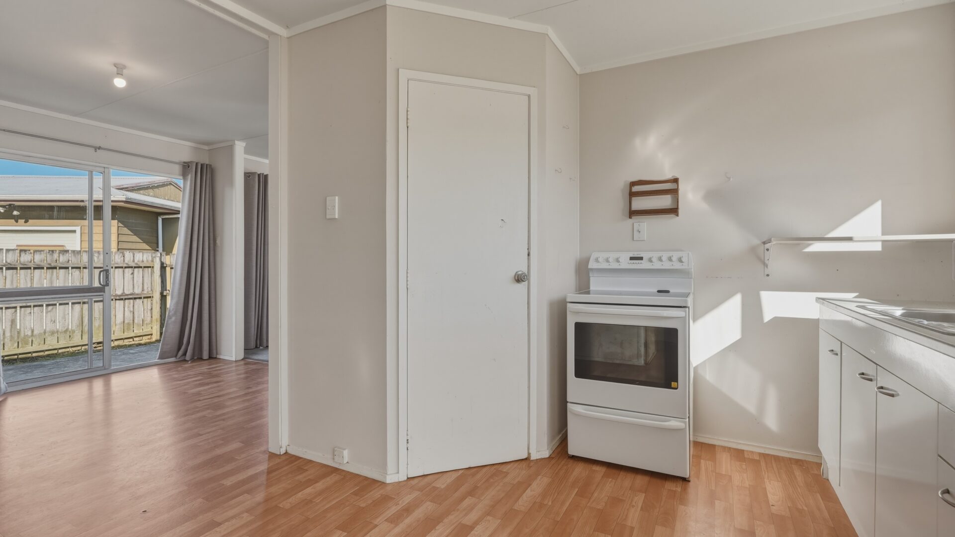 198221611__1776986422-34520-6StandingPlace-RobynNeho010