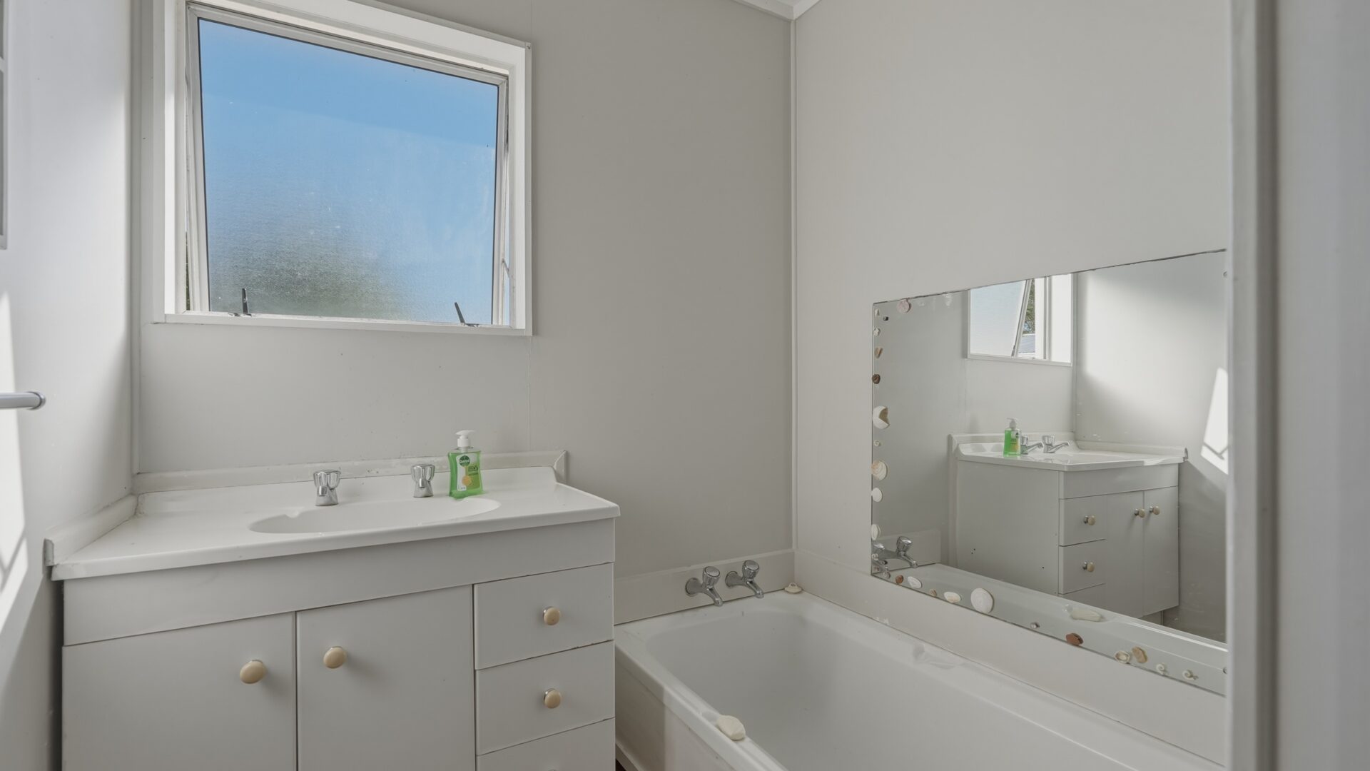 198221617__1776986426-34640-6StandingPlace-RobynNeho013