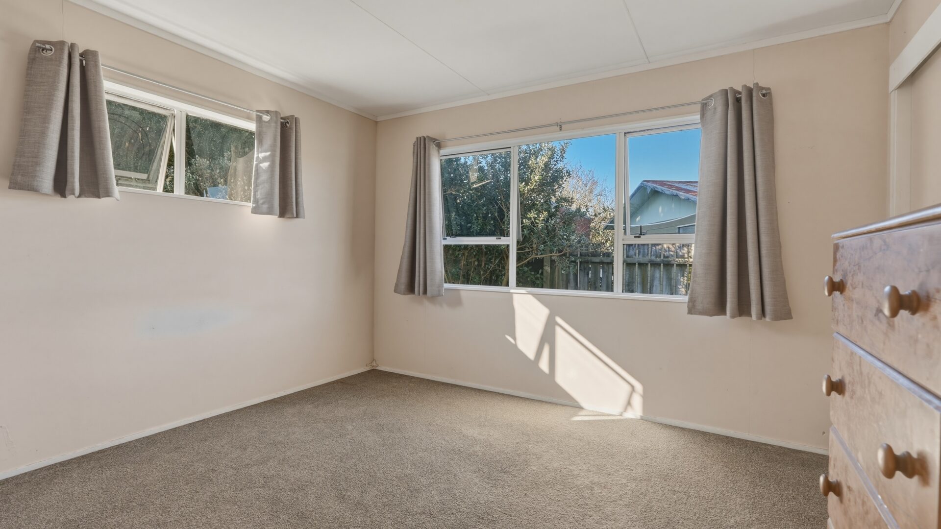 198221629__1776986435-34555-6StandingPlace-RobynNeho018