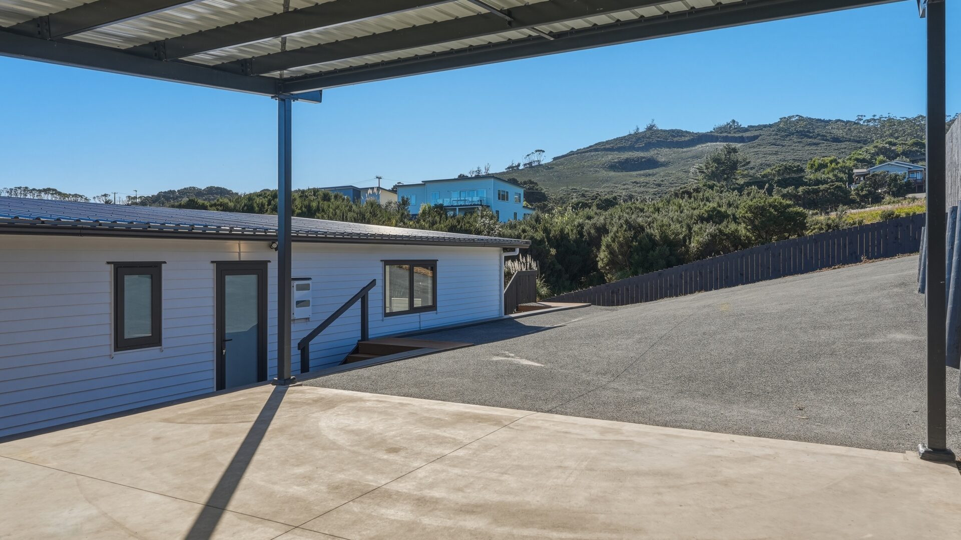 209376299__1783978978-21695-7WhitneyLaneKarikariPeninsula030
